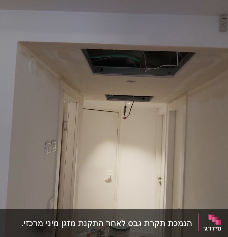 תקרת גבס עם פתחי שירות וחוטים חשופים